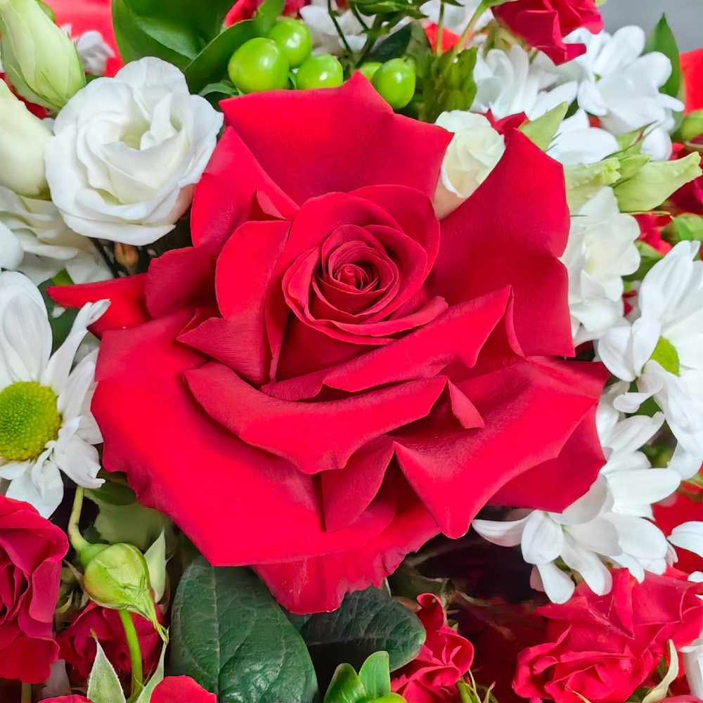 Авторский букет в бело-красной гамме