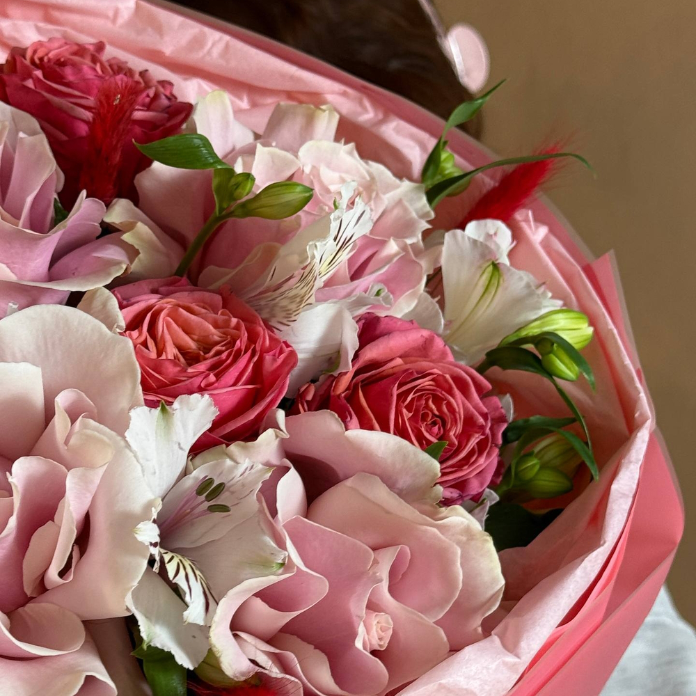 Букет «секрет Виктора» розы с альстромерией