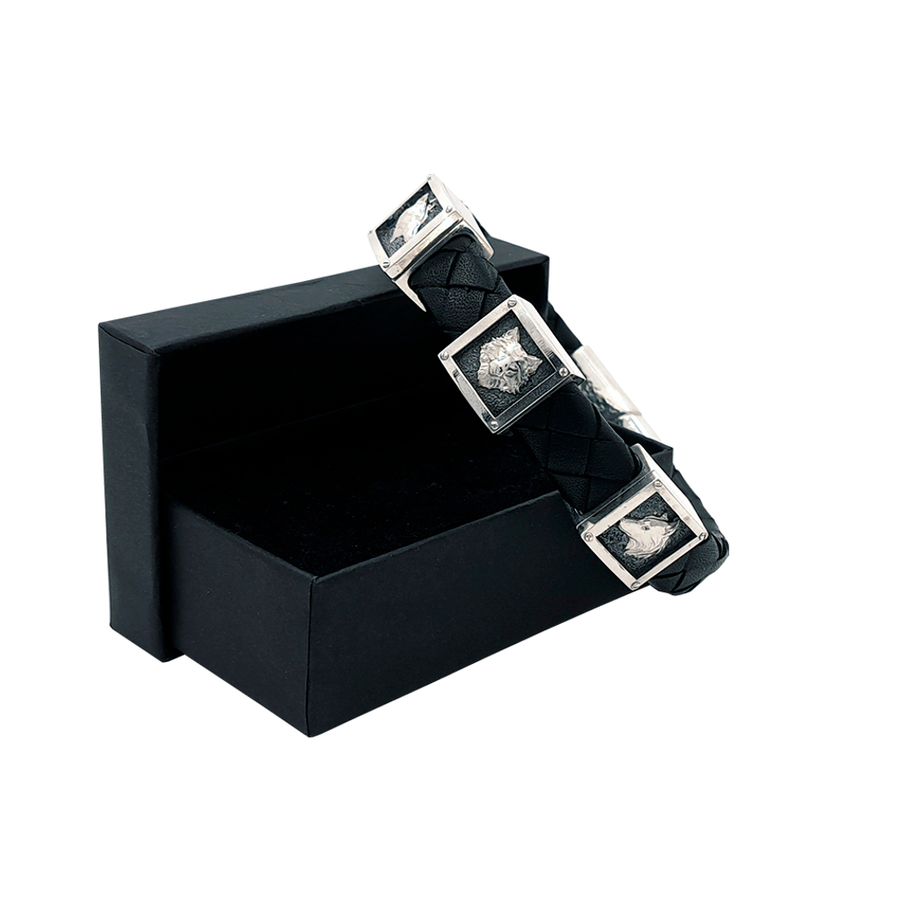 Авторский браслет на руку Волки