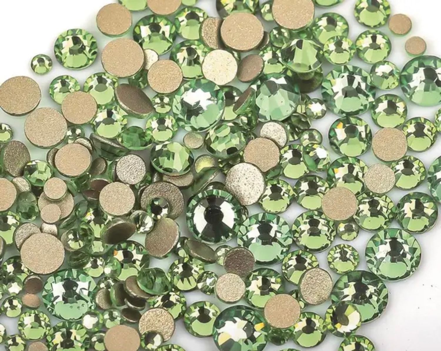 Стеклянные стразы  (размер микс) 1140шт, цвет салатный