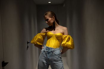 Шелковый топ с объемными рукавами