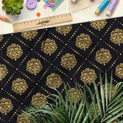 Ткань флис золотой симметричный узор на чёрном фоне