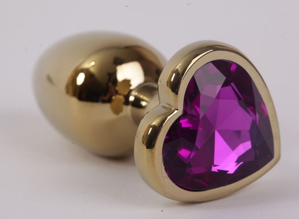 Золотистая анальная пробка с фиолетовым стразиком-сердечком - 8 см. (Цвет: фиолетовый)