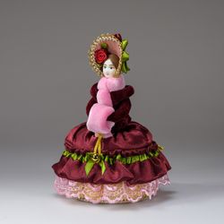 Кукла-шкатулка с ложементом Барышня с муфтой