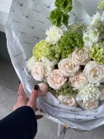 Букет сборный из кустовых пионовидных роз, диантусов, амми, дельфиниума и вибурнума