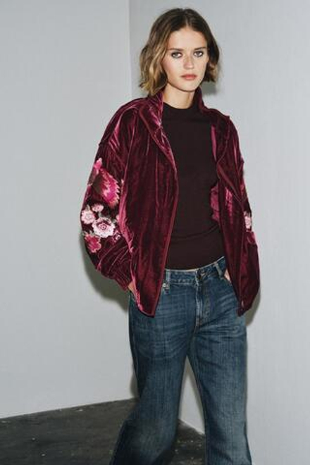 ZARA СТЕГАНАЯ БАРХАТНАЯ КУРТКА С ВЫШИВКОЙ, СЛИВОВЫЙ
