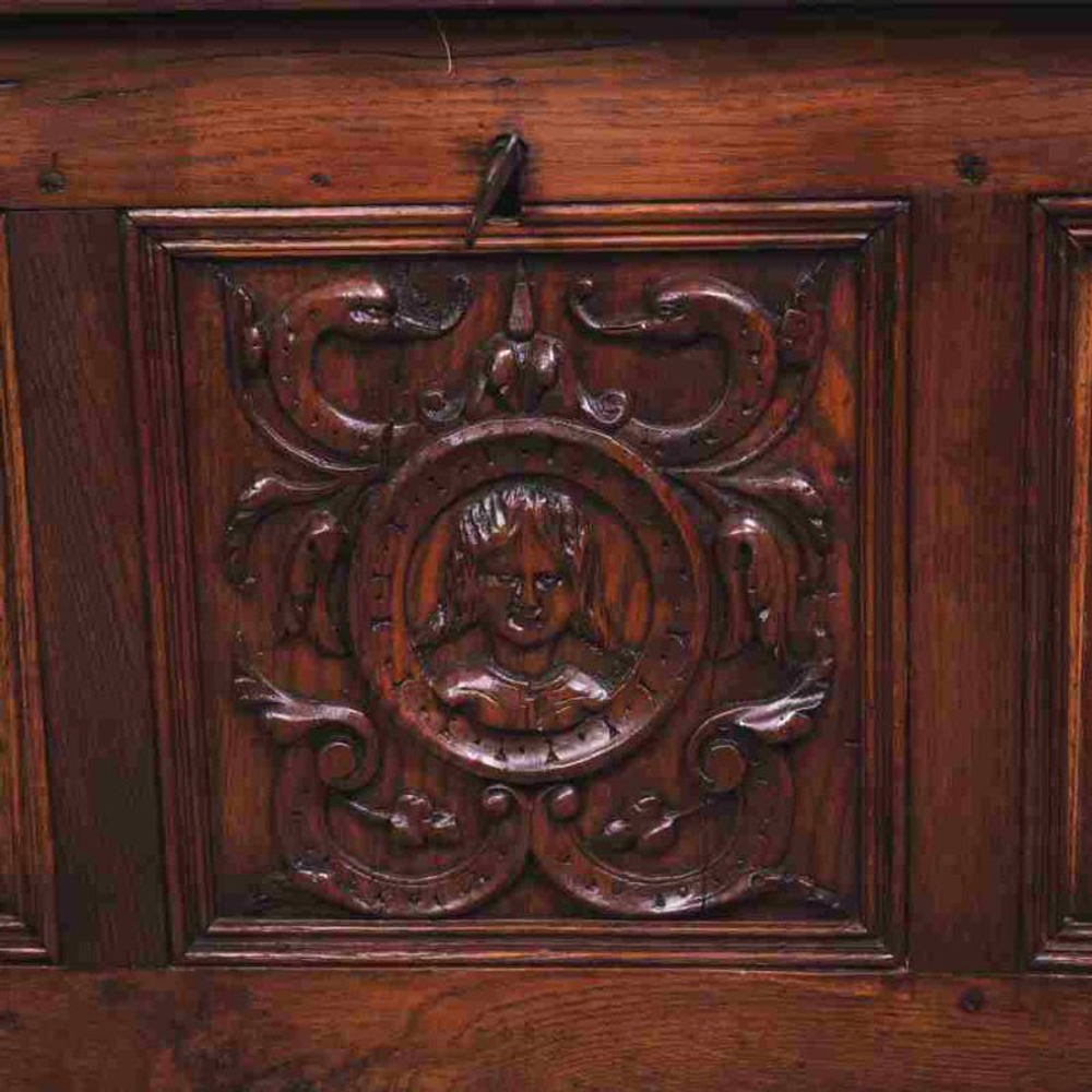 Резная скамья в Рыцарском стиле