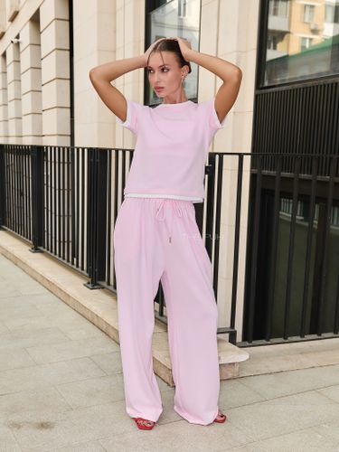 Трикотажный брючный костюм в розовом цвете