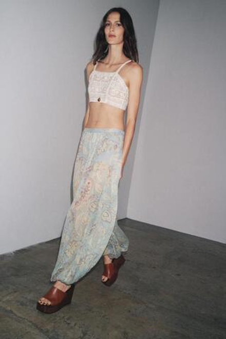 ZARA БРЮКИ С ЦВЕТОЧНЫМ ПРИНТОМ ZW COLLECTION, СЕРЫЙ