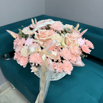 Корзина из кустовых хризантем, французских роз и сухоцветов