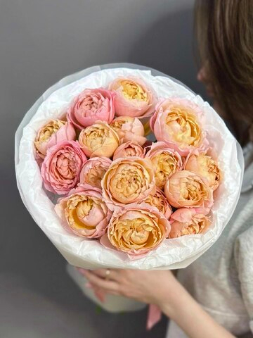 Кустовые пионовидные розы сорта "Джульетта" в облачке