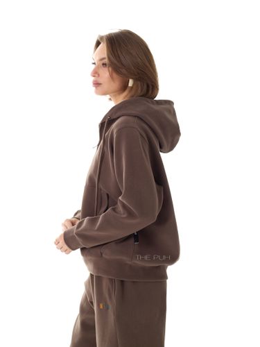 Коричневый костюм с цветной вышивкой на спине