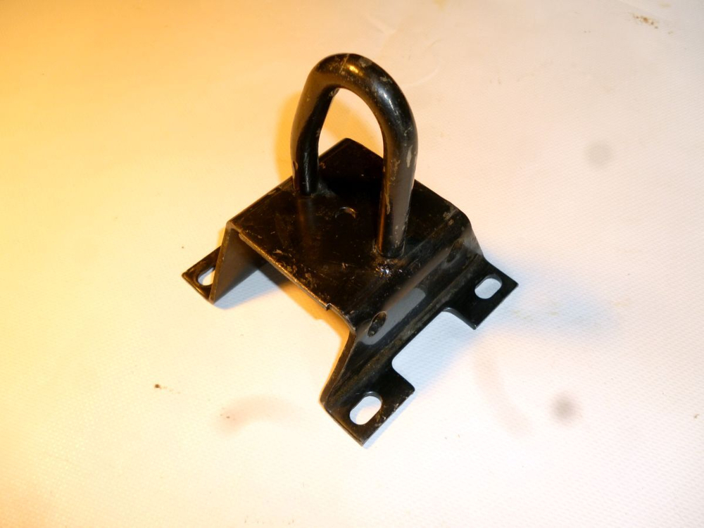 Кронштейн запора кабины а/м КАМАЗ 5320-5018051 левый в сборе