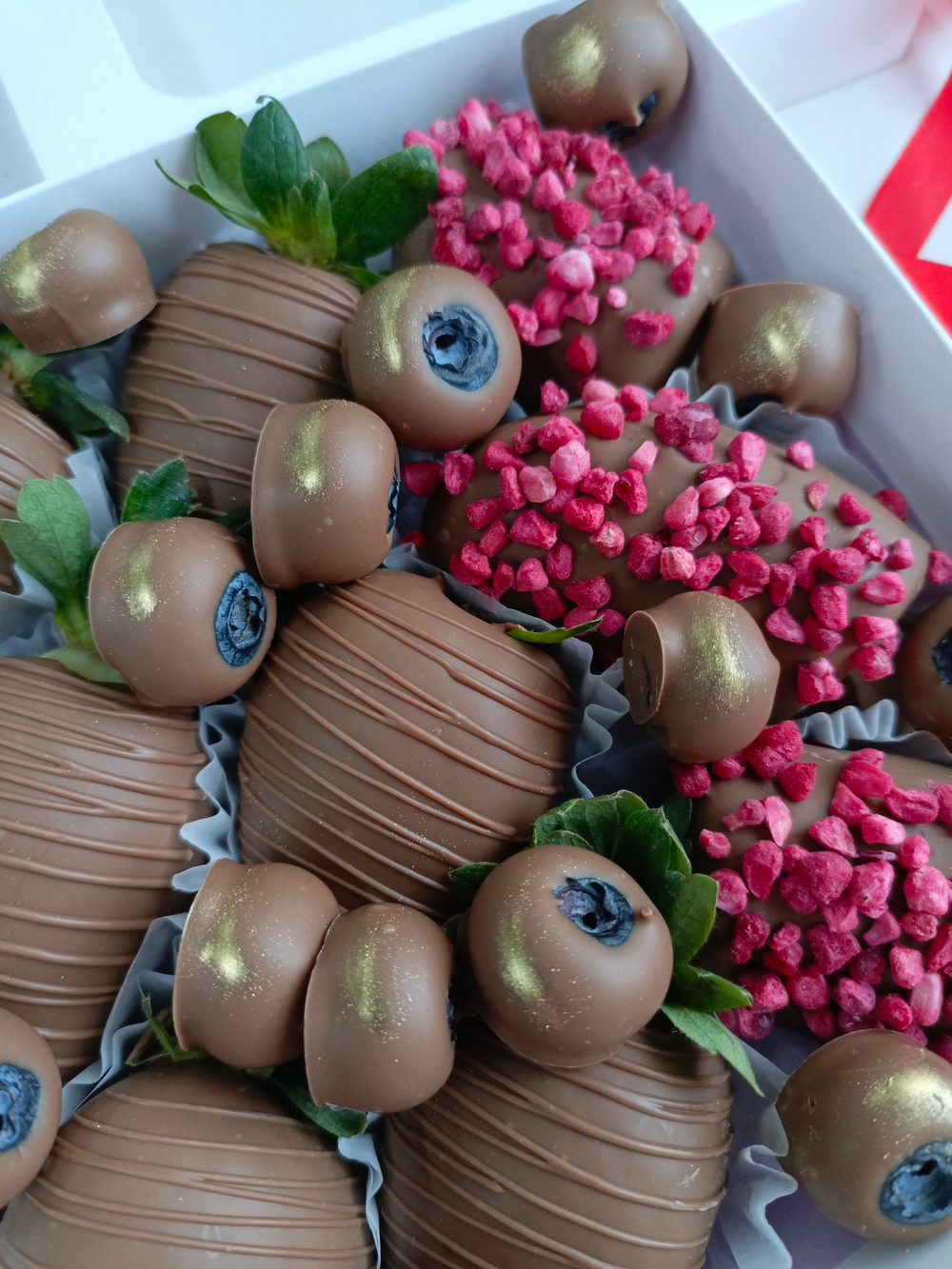Клубника в шоколаде, бананы в шоколаде, голубика в шоколаде