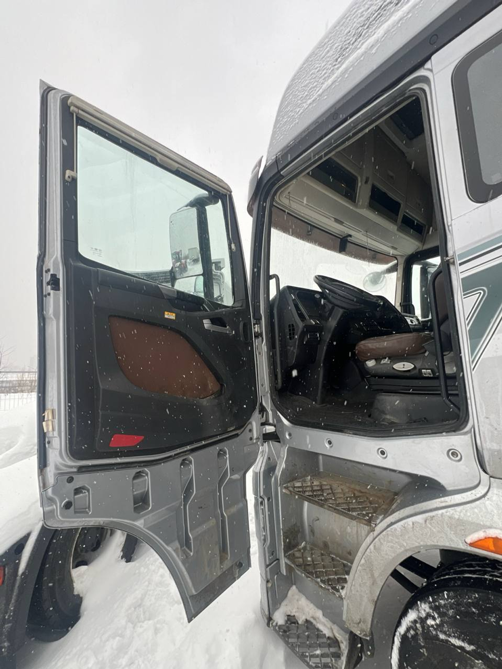 FAW J7 4x2 Седельный тягач CA4180P77K25E5 (Дизельный, 12,5 л, 553 л.с., АТ)