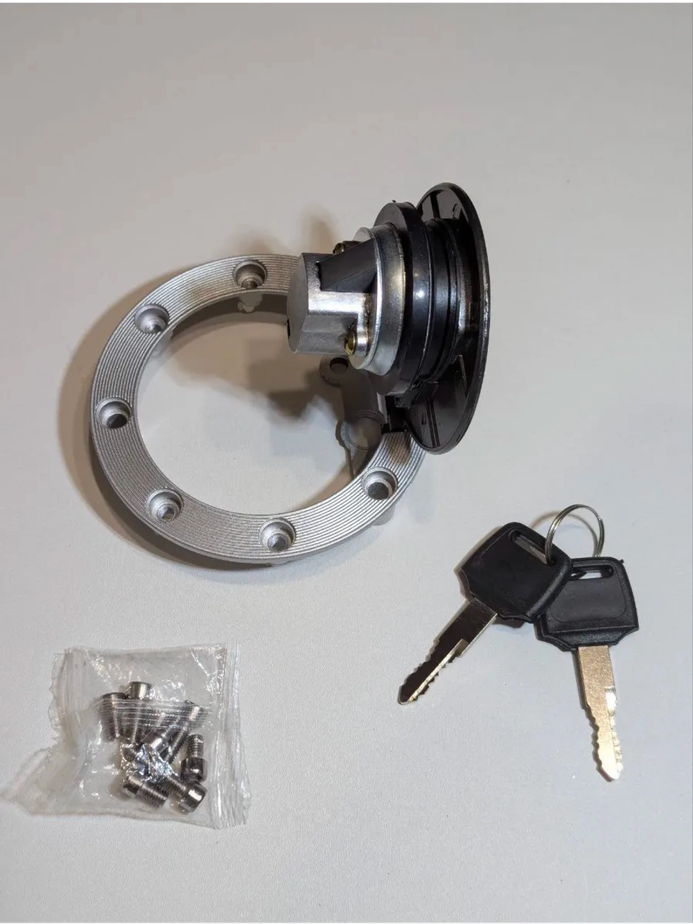 +t Крышка бака с замком металлическая на мотоцикл