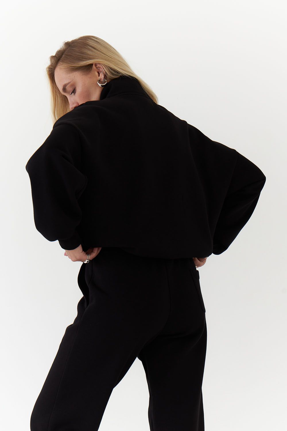 Утепленная олимпийка на молнии черного цвета