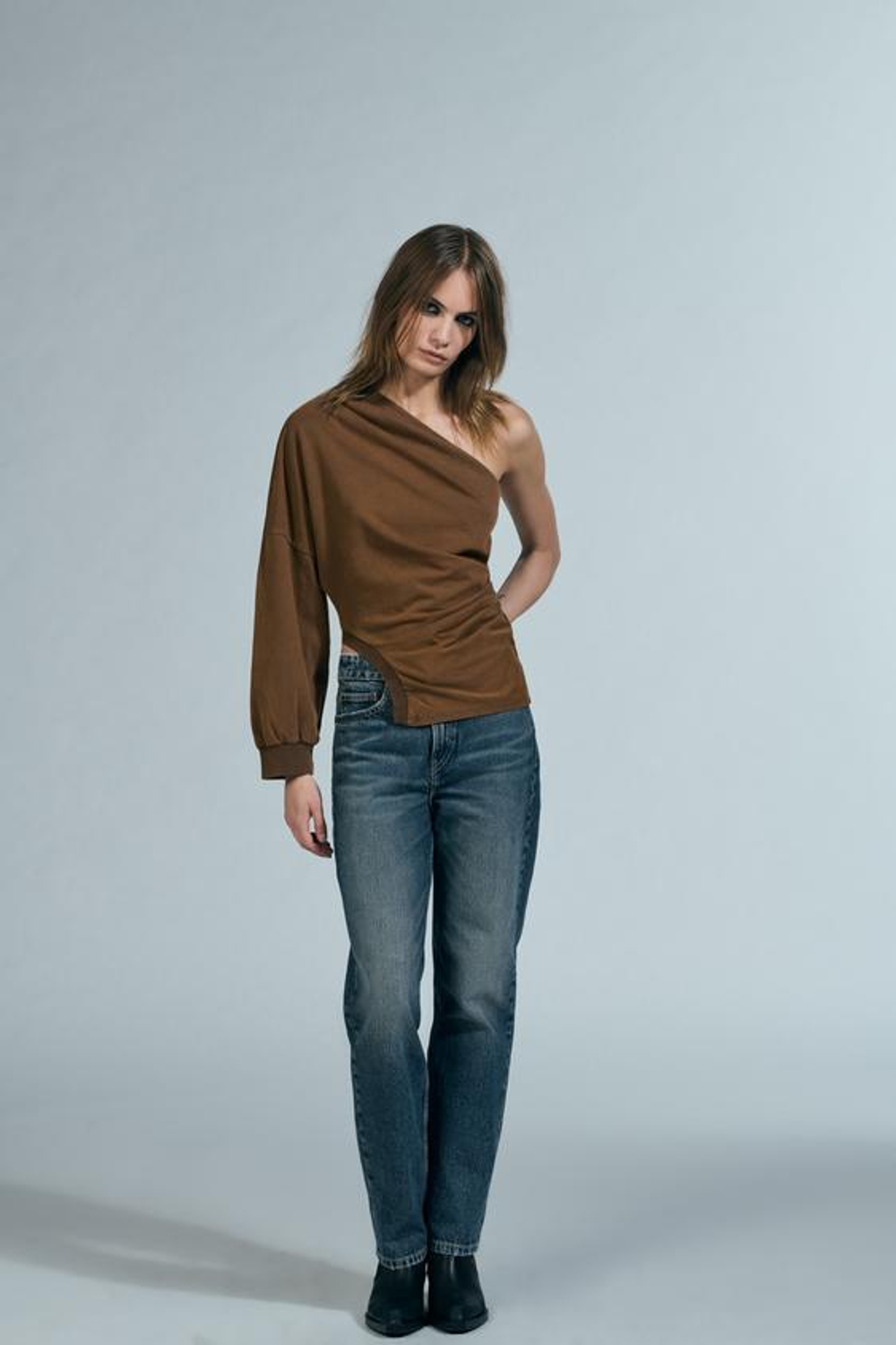 ZARA АСИММЕТРИЧНЫЙ ТОП С ЭФФЕКТОМ ПОТЕРТОСТИ, СВЕТЛО-КОРИЧНЕВЫЙ