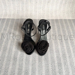 Босоножки женские черные Miu Miu с розой из атласа
