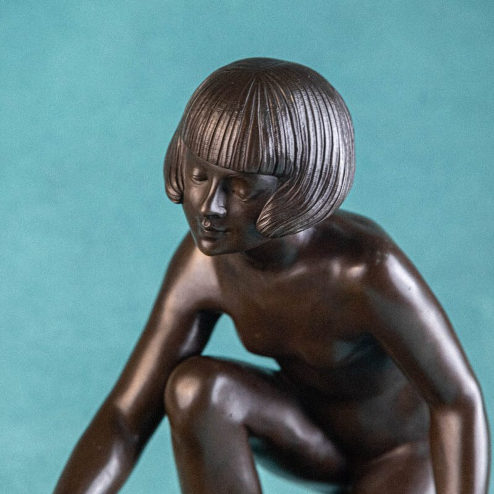 Скульптура в стиле Арт-Деко «Девушка, кормящая голубей»