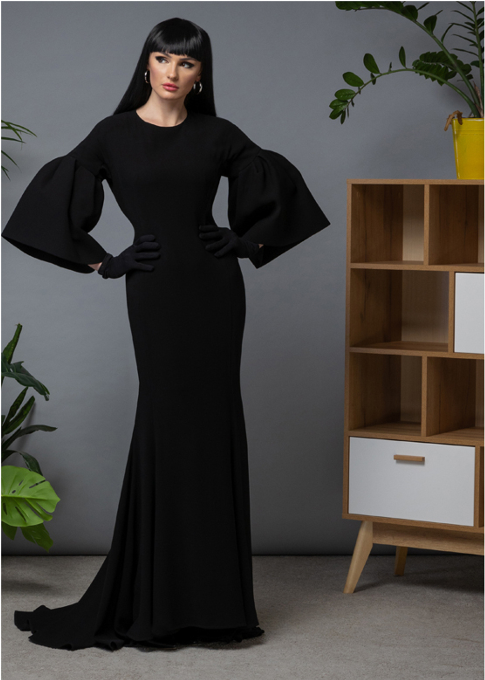 Платье чёрное из крепа со шлейфом 17-01-23 FW