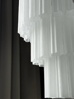 Белое матовое стекло, венецианский стиль — классика, которая создаёт мягкий, тёплый свет.