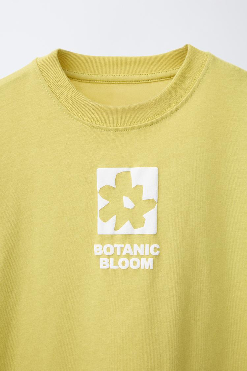 ZARA ФУТБОЛКА С РЕЛЬЕФНЫМ ПРИНТОМ, ОЛИВКОВЫЙ