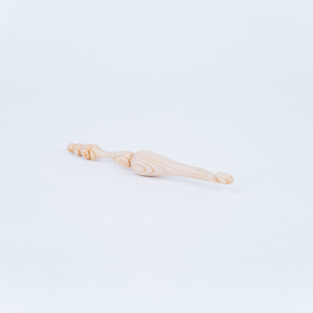 Деревянный крючок для вязания из сибирского кедра 9 мм. K192