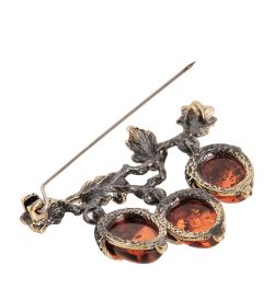 AM-2084 Брошь «Веточка Дубовая» (латунь, янтарь)