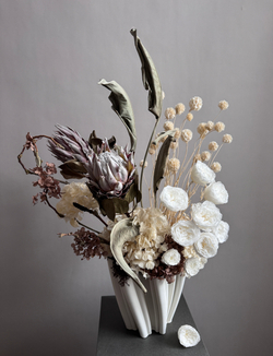 Композиция в кашпо Иванхое с розами