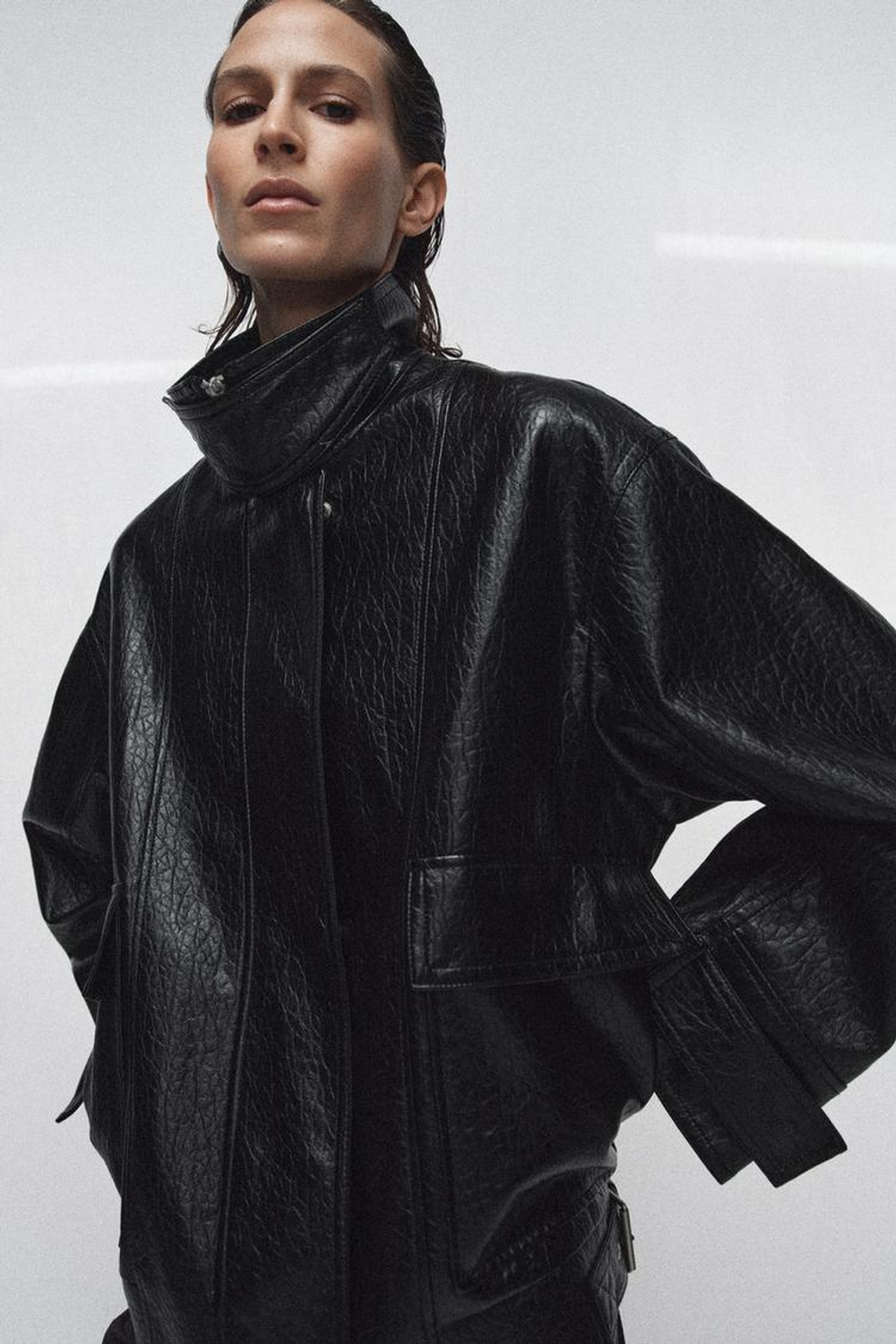 ZARA ТРЕУГОЛЬНЫЙ РЕМЕНЬ-ПЛАТОК ИЗ 100% КОЖИ С БАХРОМОЙ, ЧЕРНЫЙ