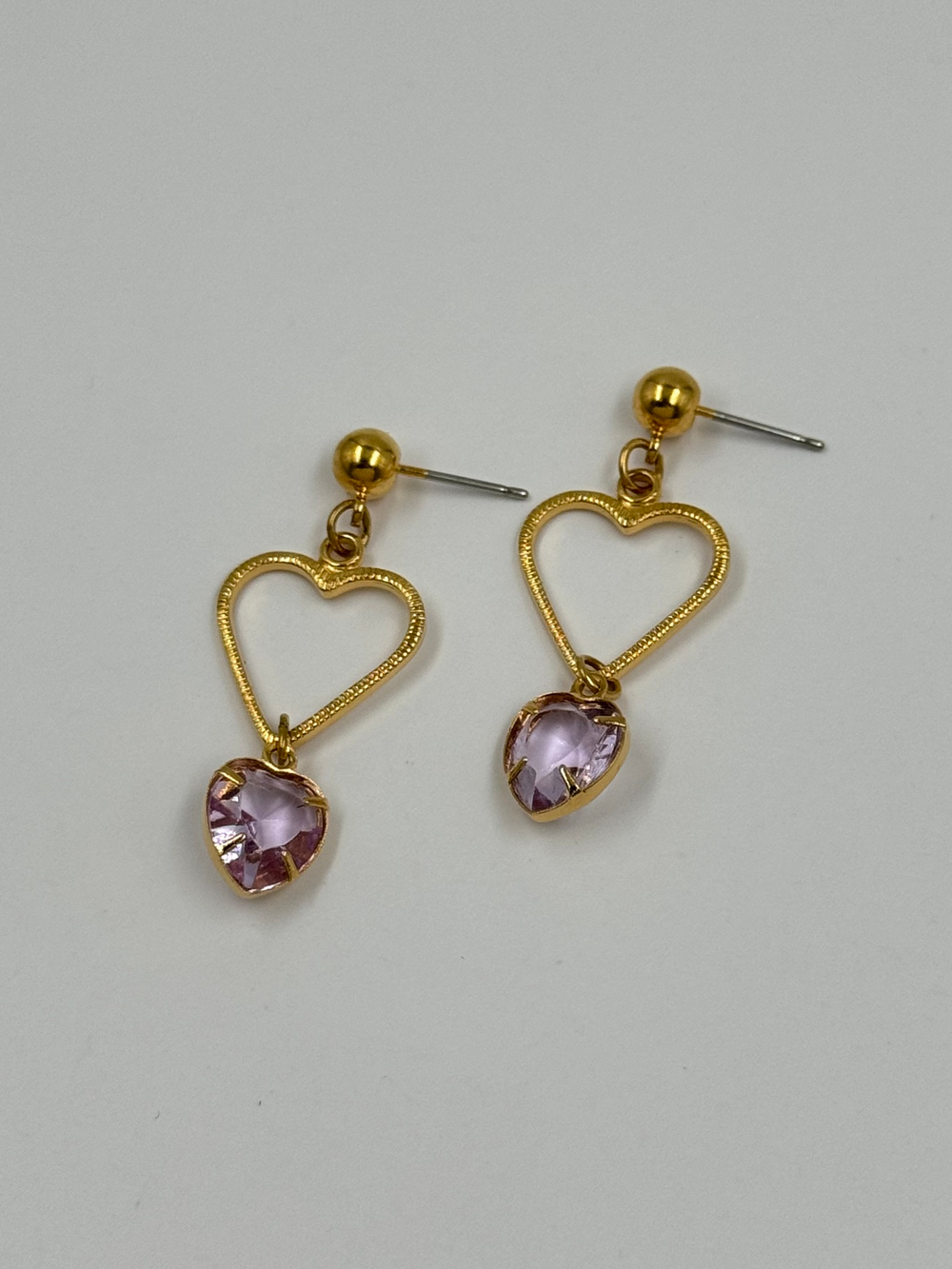 Серьги с подвесками в виде сердец и сиренвыми кристаллами Avon