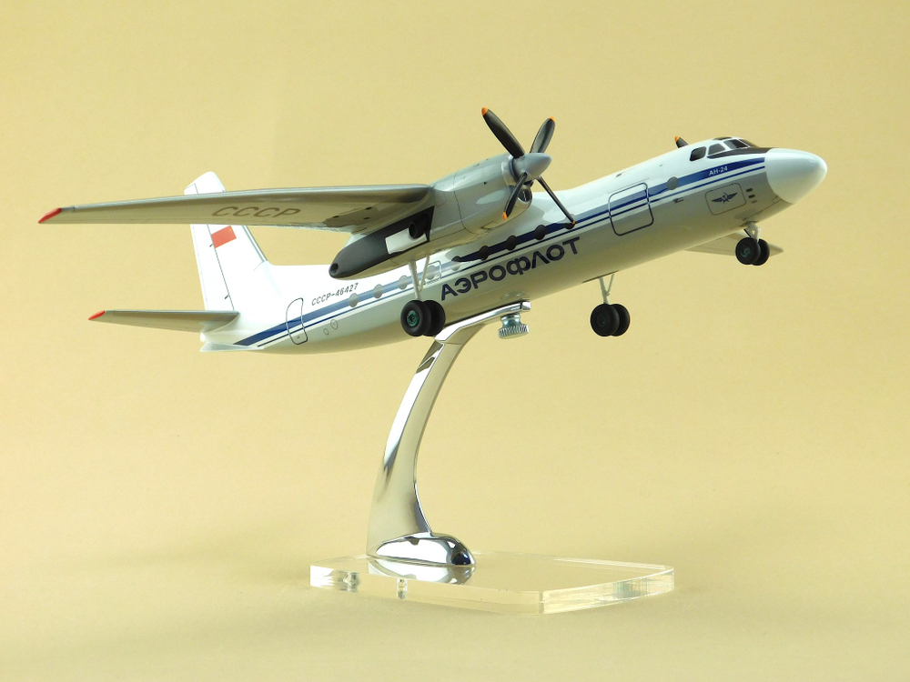 Модель самолета Ан-24 (М1:72, Аэрофлот СССР-46427, с шасси)