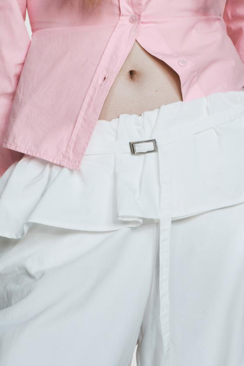 ZARA БРЮКИ ИЗ НЕЙЛОНА С НАКЛАДНЫМ ПОЯСОМ, БЕЛЫЙ