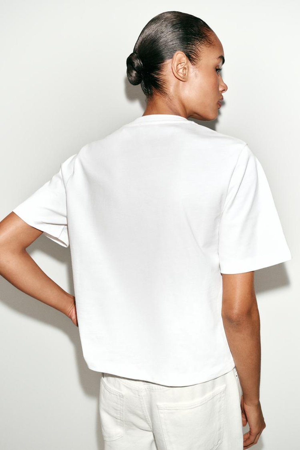 ZARA ФУТБОЛКА С ЦВЕТОЧНОЙ ВЫШИВКОЙ, БЕЛЫЙ