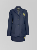 Костюм 66282 из пиджака с накладными карманами и короткой юбки с нашивкой