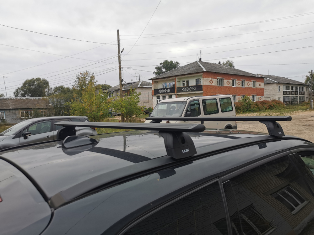 Багажник Lux с чёрными крыловидными дугами 120 см на Volvo XC 60