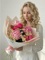 Яркий с пионами