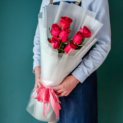 7 ярких высоких роз Эквадор в оформлении