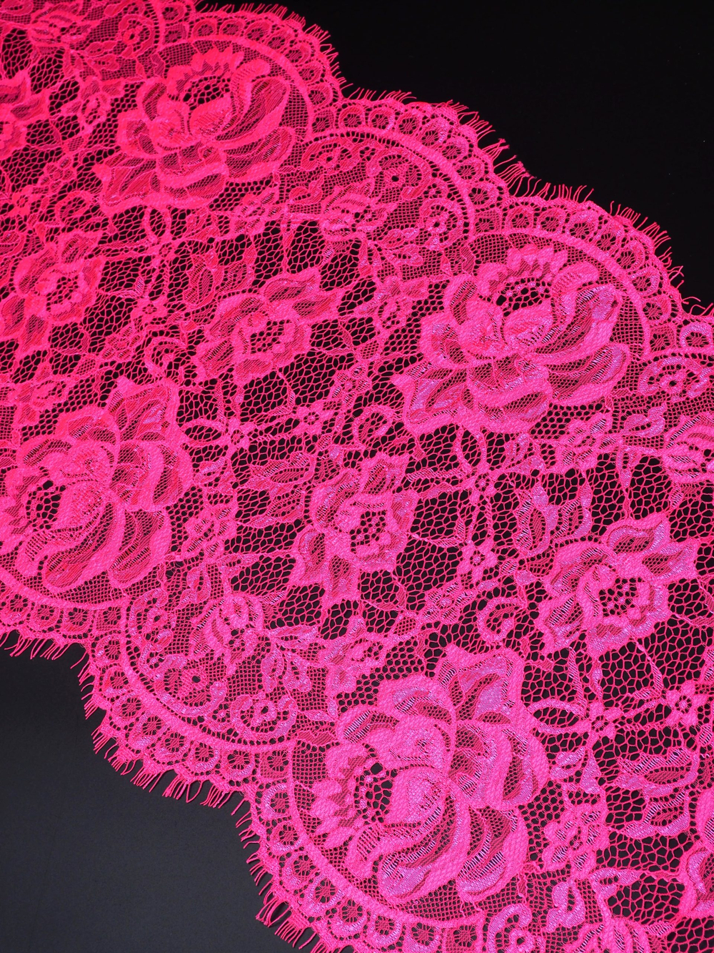 Кружево шантильи розовое неоновое неэластичное ширина 28 см длина 1.45 м
