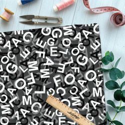 Ткань шифон хаос их букв на чёрном фоне