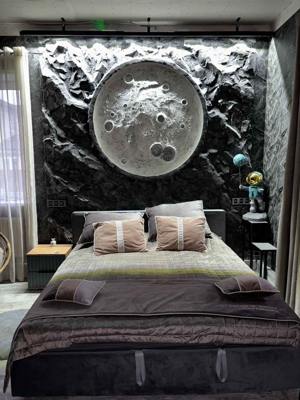 Луна на стене