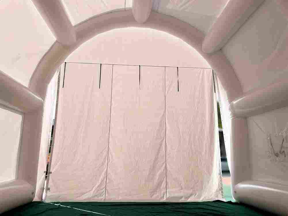 Надувной шатёр для техники белого цвета, 12*8*7 м