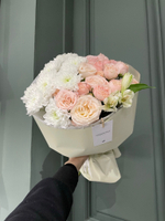 Сборный букет с кустовой пионовидной розы,  хризантемы и альстромерии