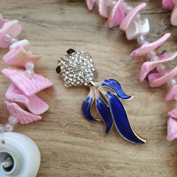 Брошь Золотая рыбка вуалехвостая эмаль синяя с блестками белая со стразами металл золотистый