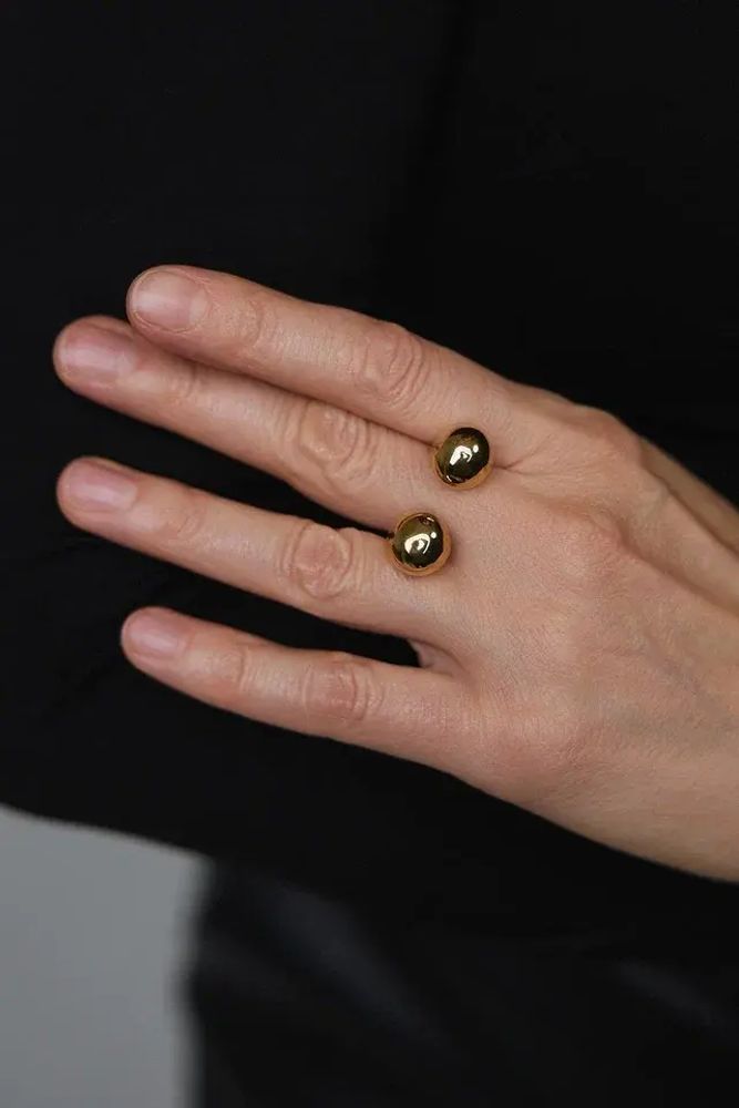 Серьги пусеты серебряные треугольники и золотые шарики