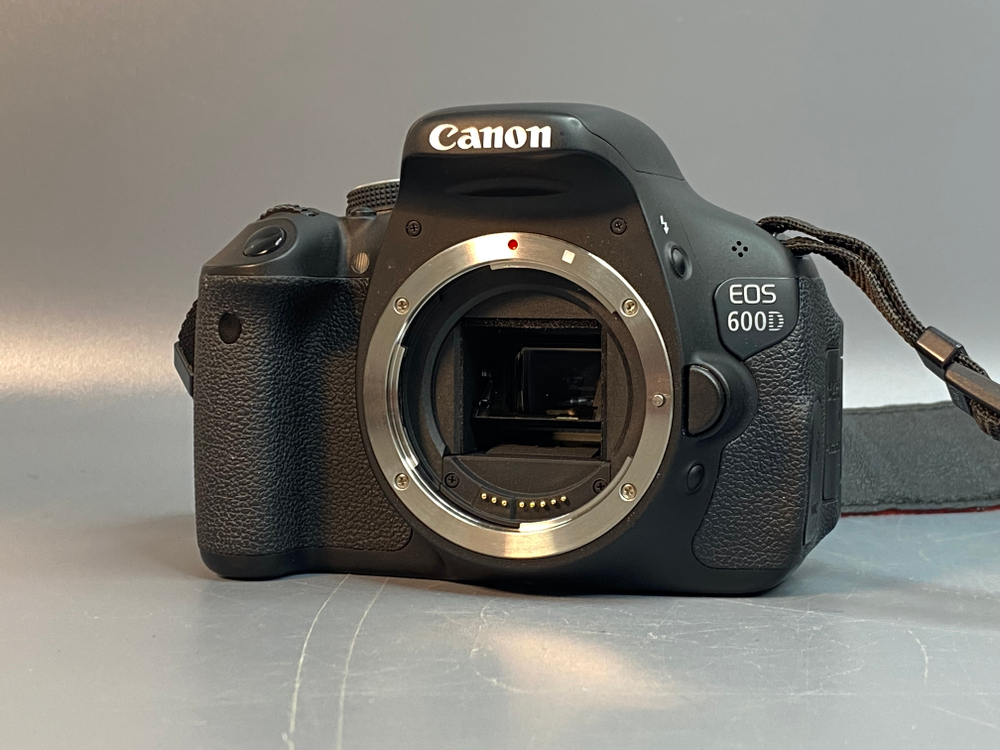 Canon 600D kit 18-55mm 3.5-5.6 IS ll 5.700 кадров