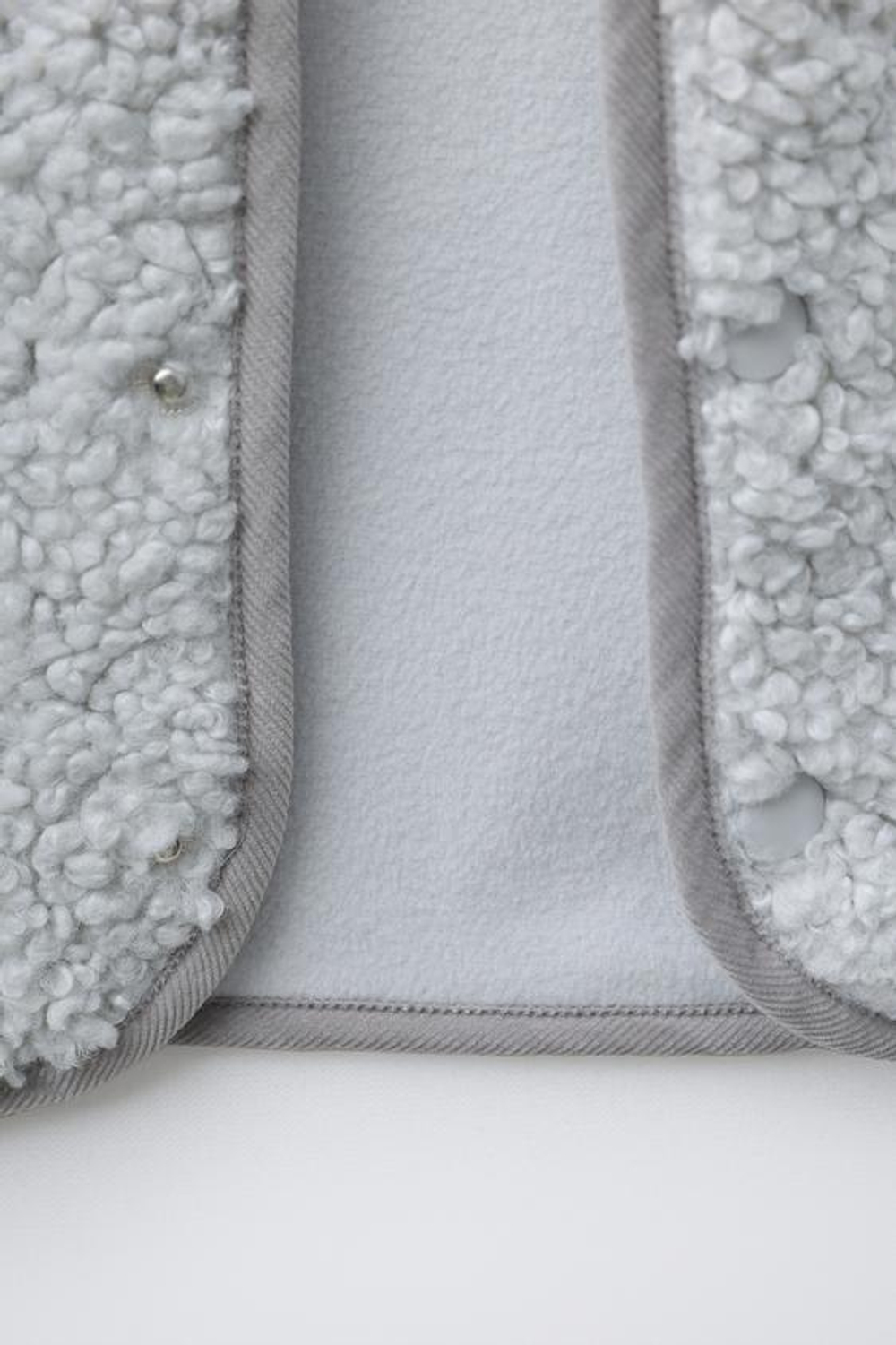 ZARA КУРТКА ИЗ ИСКУССТВЕННОЙ ОВЧИНЫ С ФЛИСОВОЙ ПОДКЛАДКОЙ, ЦВЕТ ЛЬДА