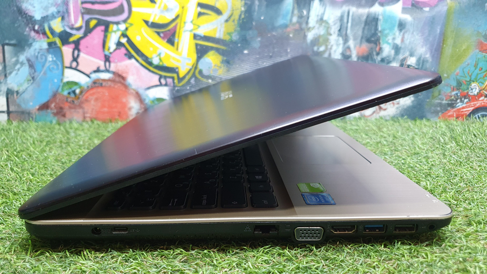 Ноутбук ASUS Pentium/4Gb/810M 1Gb