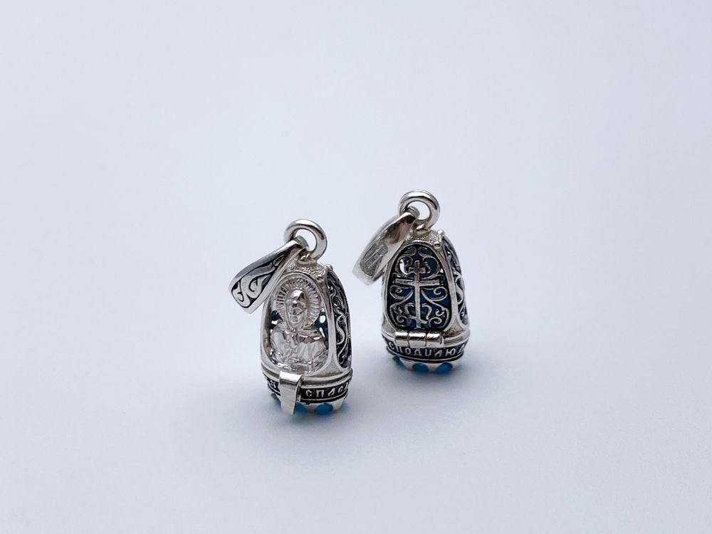 Ладанка из серебра/Чернение/С подвижным ухом/Со вставкой из красного фианита